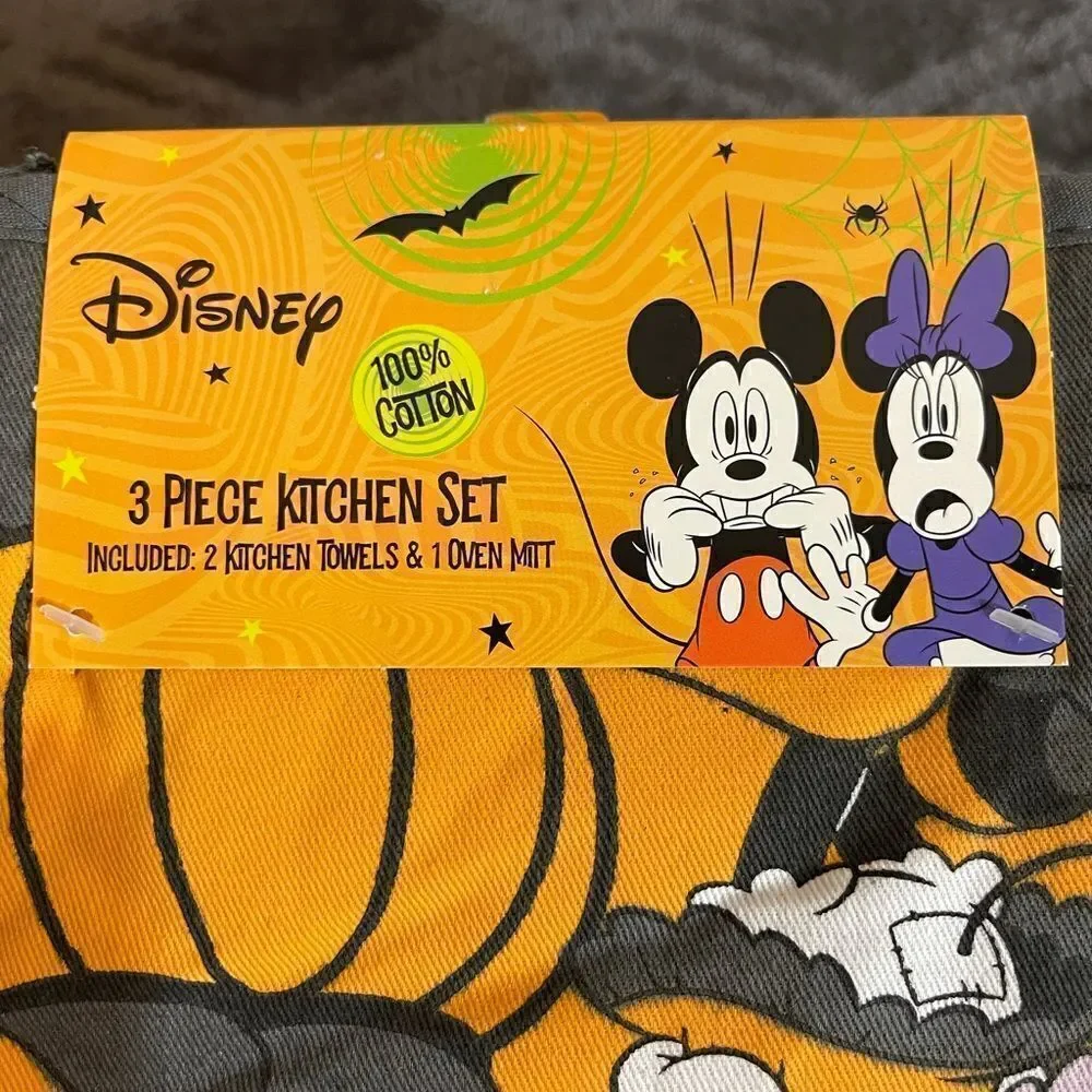 Disney Halloween 3 piece set with 2 towels & mitt